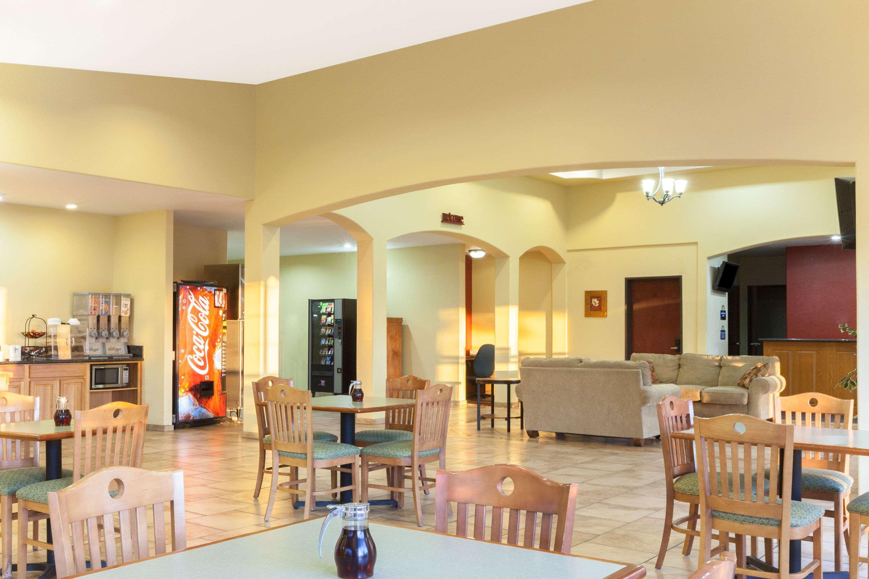 Days Inn by Wyndham San Antonio at Palo Alto - photo 14