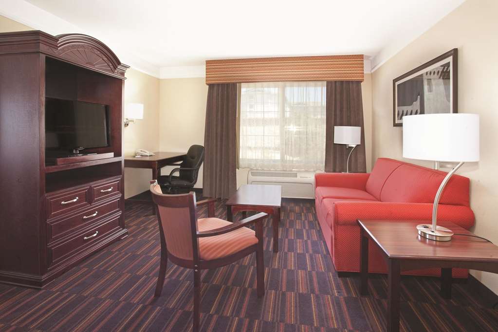 La Quinta Inn & Suites by Wyndham Albuquerque Midtown - photo 48