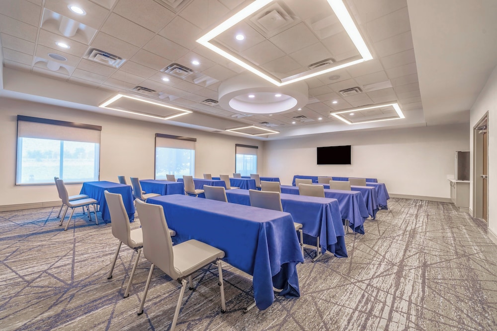 Holiday Inn Express and Suites Kansas City Airport by IHG - photo 51