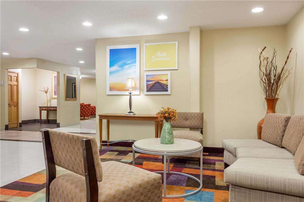 Days Inn & Suites by Wyndham Bloomington Normal IL - photo 6