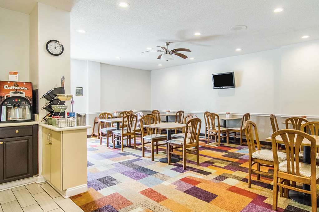 Econo Lodge Darien - photo 26
