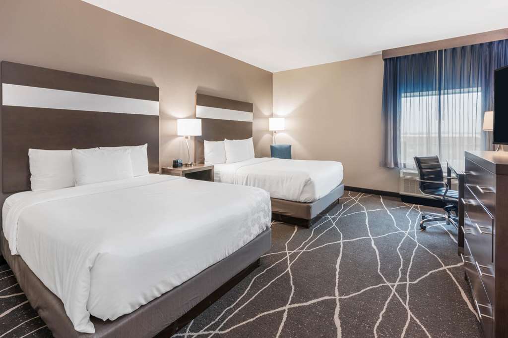 La Quinta Inn and Suites by Wyndham Houston Spring South - photo 14