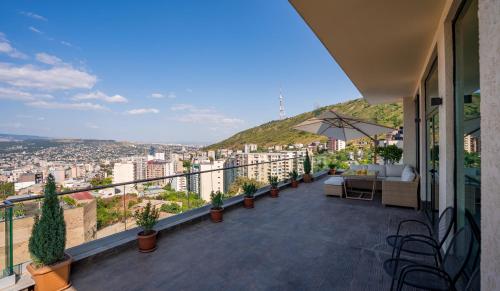 Entire House Cityscape Retreat: The View
