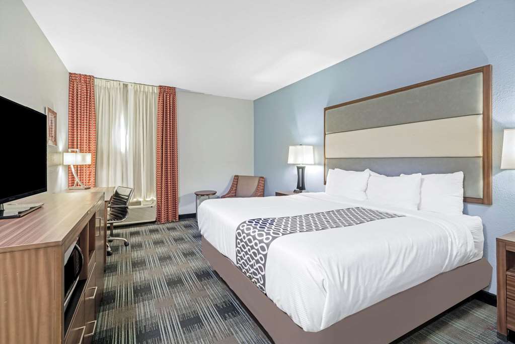 La Quinta Inn & Suites by Wyndham Guthrie - photo 16