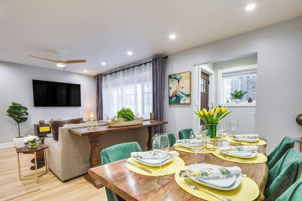 Stylish Chicago Retreat Walk to Loyola University — 4-Star Luxury Hotel in Chicago, United States