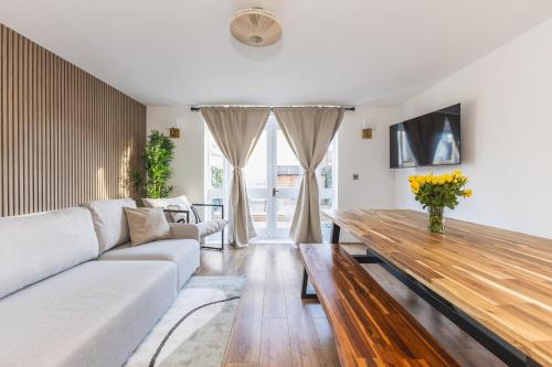 Arte Stays Serviced Houses Stratford 3 Bedrooms 2 Bathrooms Houses London Stratford Maryland Free Parking Garden Weekly or Monthly Stays up to 8 guests — 4-Star Luxury Hotel in London, United Kingdom