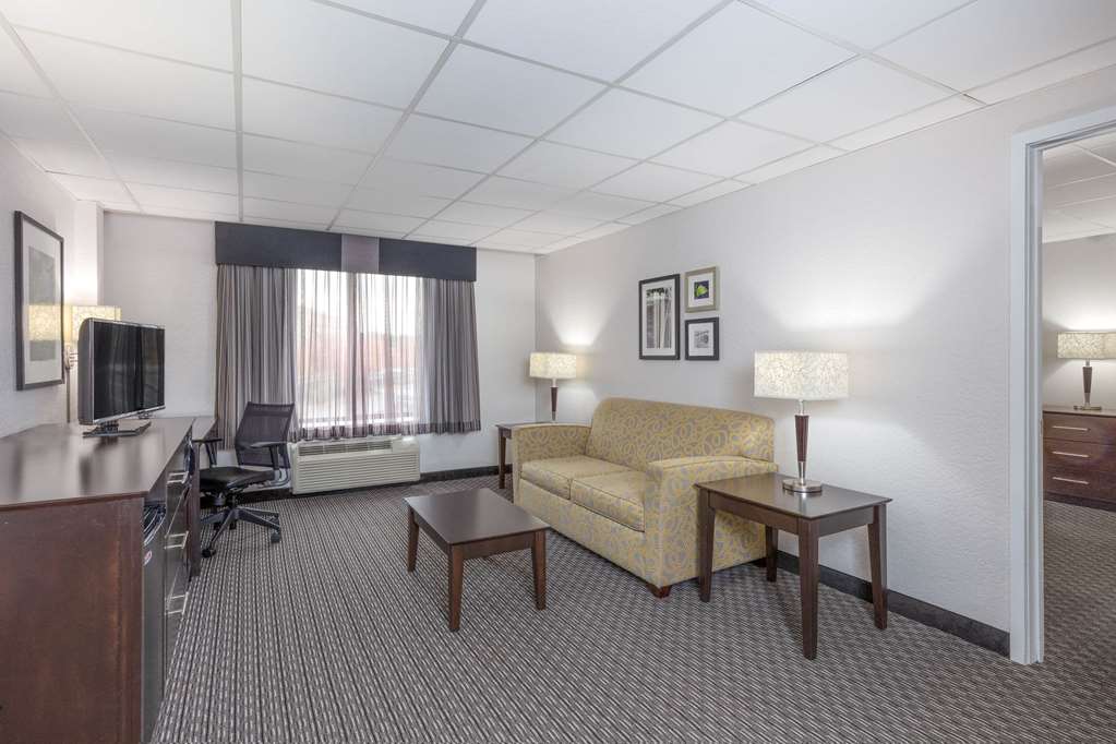 La Quinta Inn & Suites by Wyndham Clifton Rutherford - photo 25