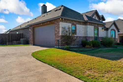 The Noble House Near Magnolia & Baylor W Pool — 4-Star Luxury Hotel in Hewitt, United States