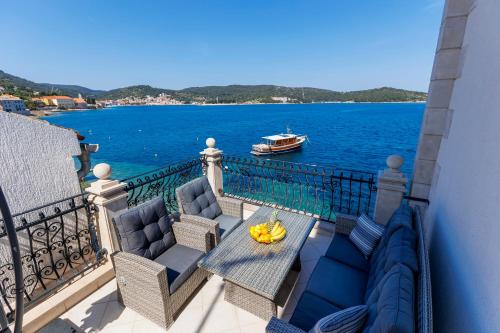 Seafront Apartment For4 — 4-Star Luxury Hotel in Vis, Croatia