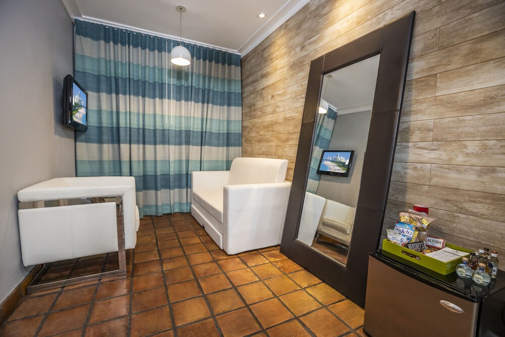 Chesterfield Hotel & Suites - photo 18