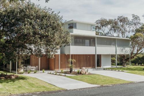 Osprey at Hawks Nest Coastal Luxury in Hawks Nest, Australia