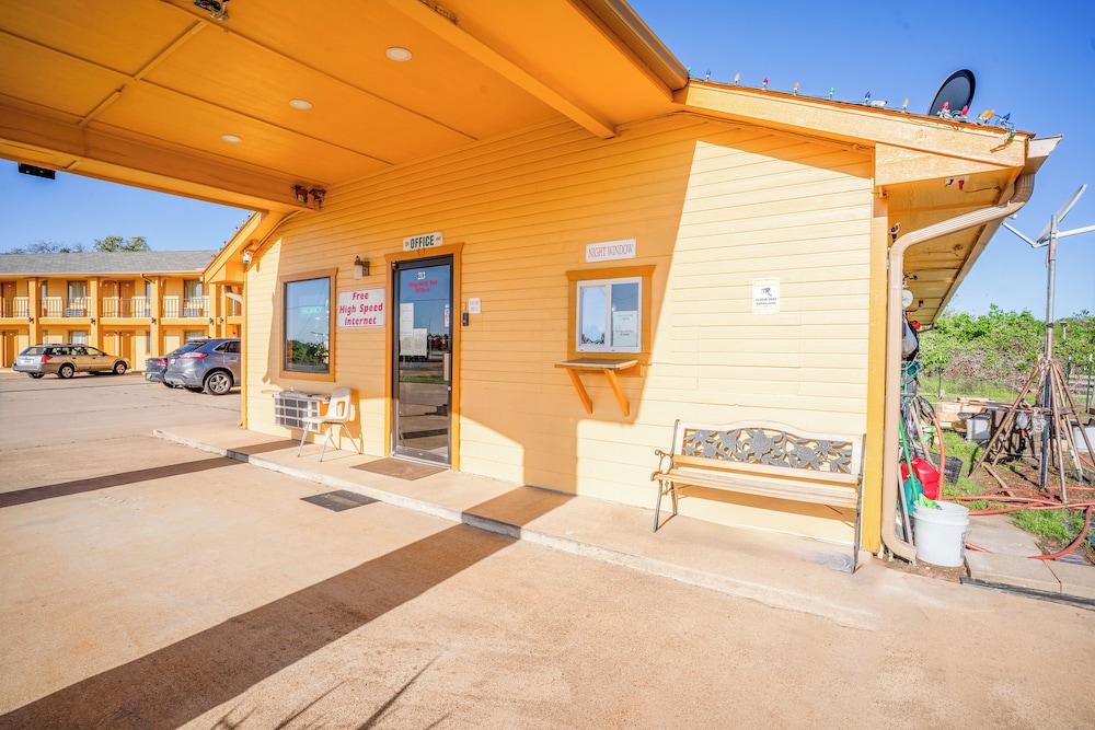 Regency Inn By OYO Rockdale TX - photo 46
