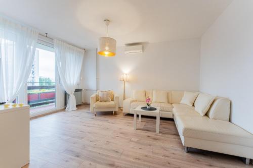 Flex SelfCheckIns 156 Zagreb Bedroom Loggia — 4-Star Luxury Hotel in Zagreb, Croatia