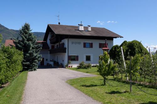Appartements Kreuzwegerhof — 4-Star Luxury Hotel in Lana, Italy
