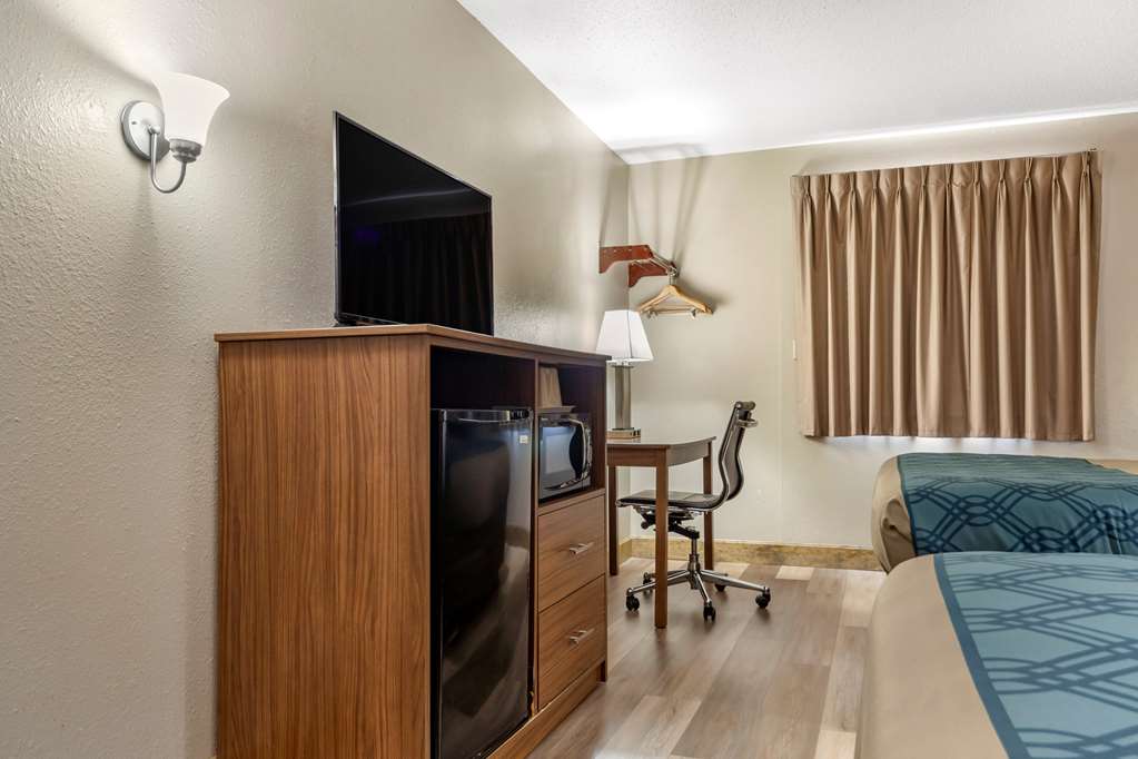 Econo Lodge Hays I 70 - photo 18