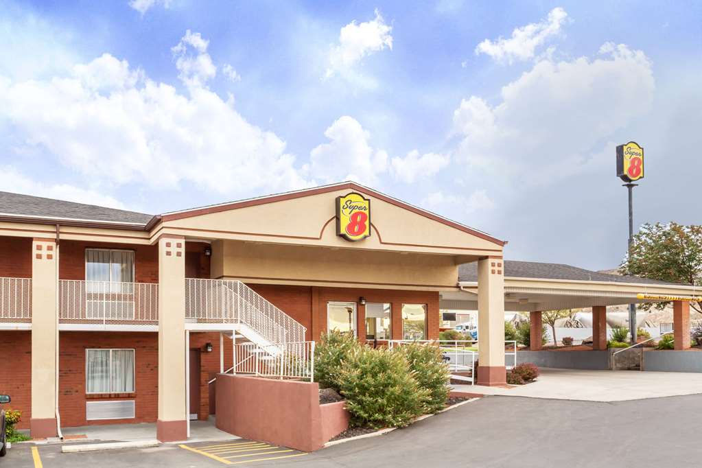 Super 8 by Wyndham Salina Scenic Hills Area in Salina, United States