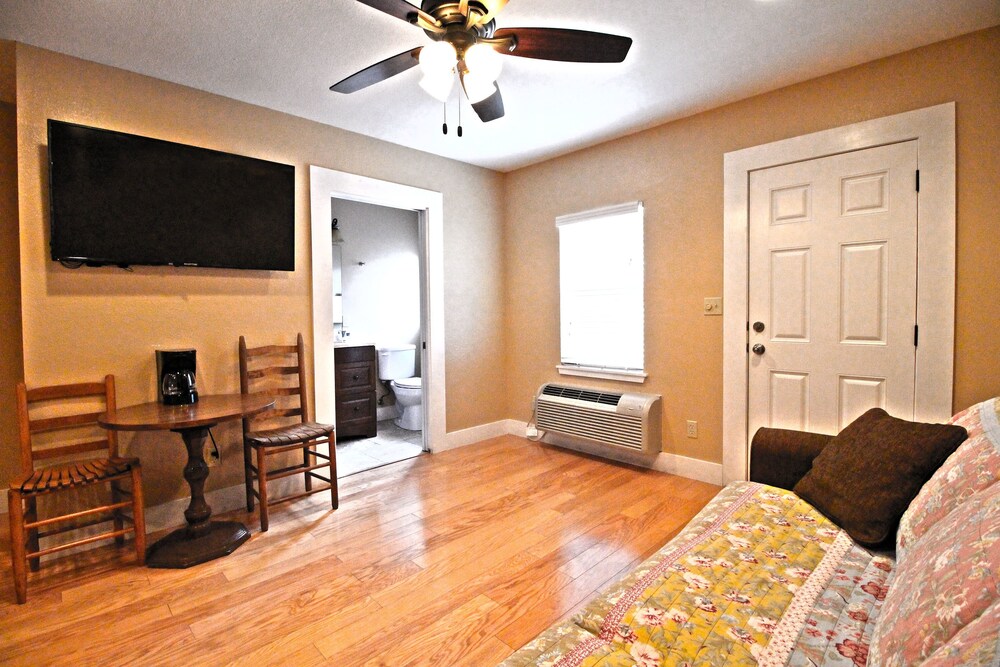 Peach Tree Inn & Suites - photo 36