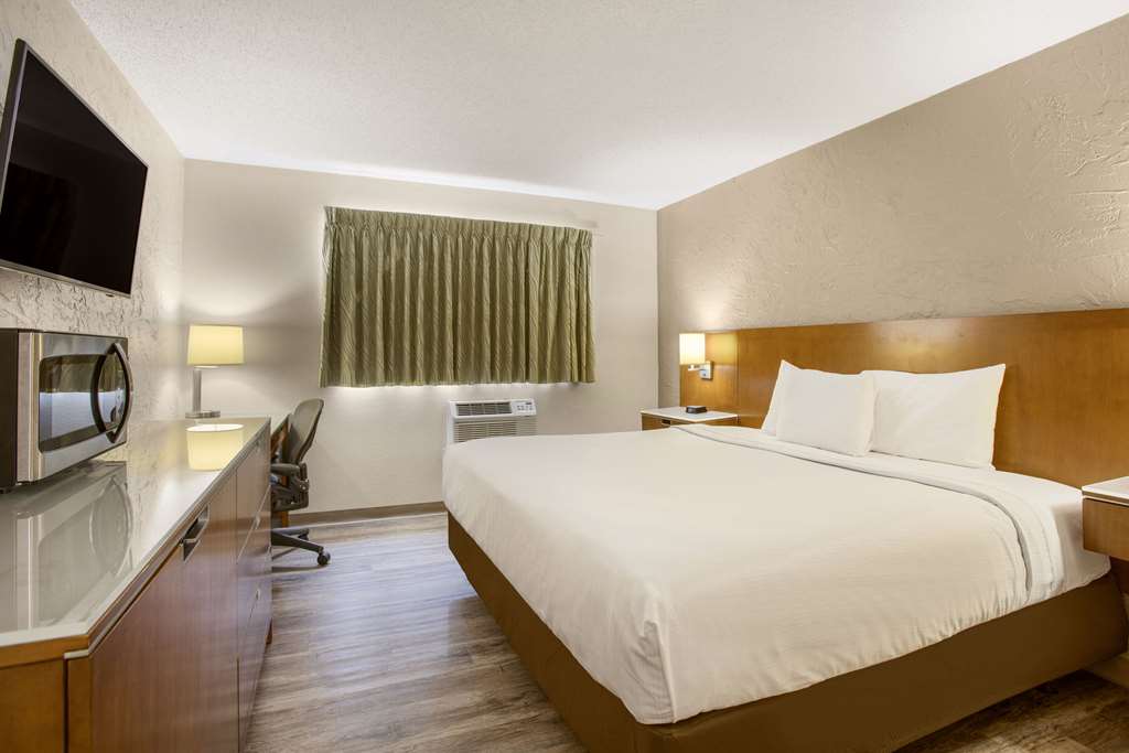 Rodeway Inn & Suites Grand Rapids Southeast - photo 8