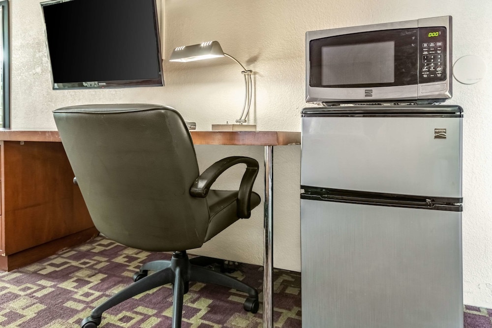 Econo Lodge - photo 11