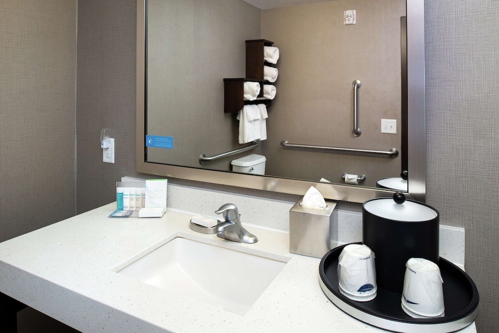 Hampton Inn & Suites Greensboro Coliseum Area - photo 42
