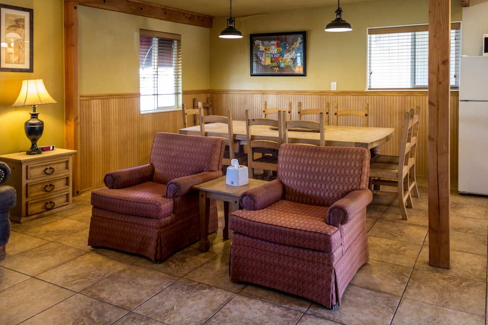 Charm Motel & Suites - photo 46