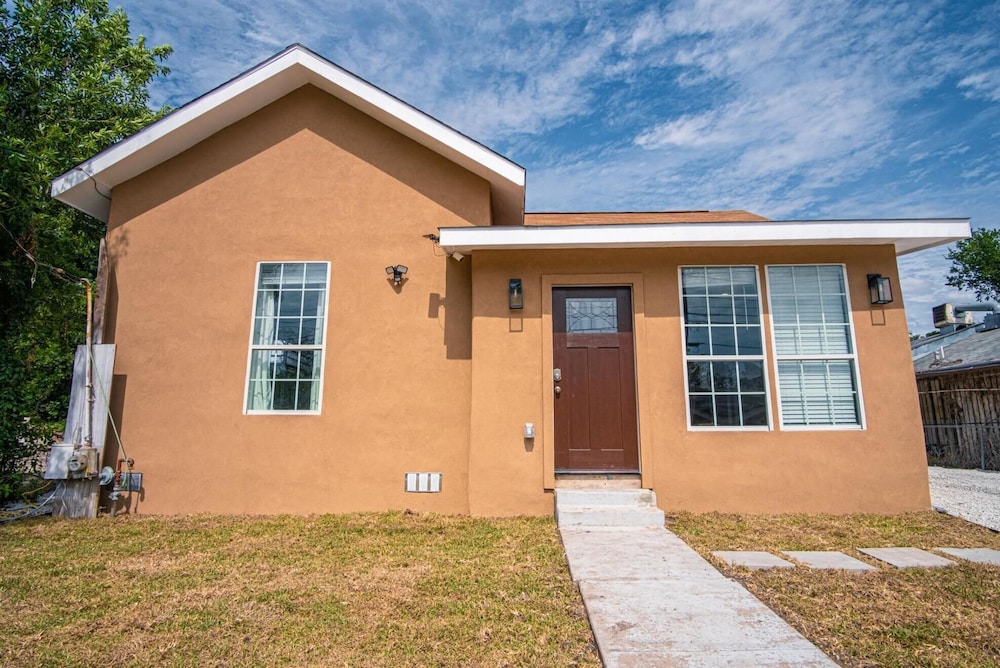 Charming 3BR2BA Gem Close to Downtown Riverwalk in San Antonio, United States