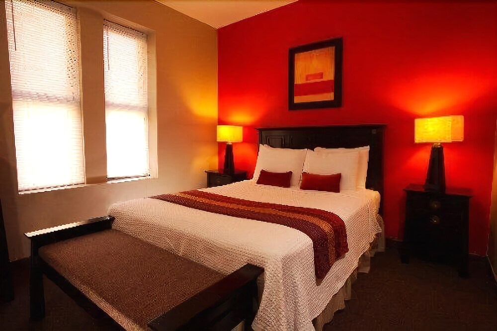 The Broadway Hotel and Hostel - photo 7