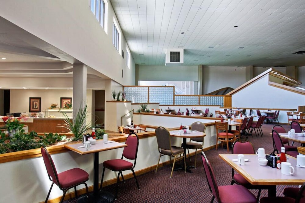 Salina Ambassador Hotel and Conference Center - photo 22
