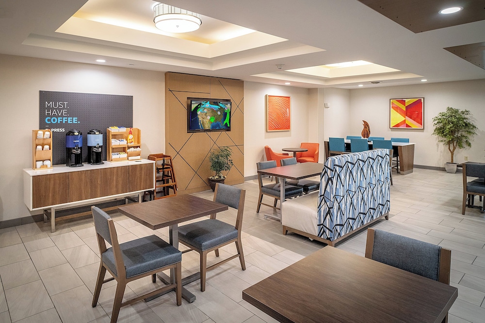 Holiday Inn Express and Suites Fairmont by IHG - photo 51