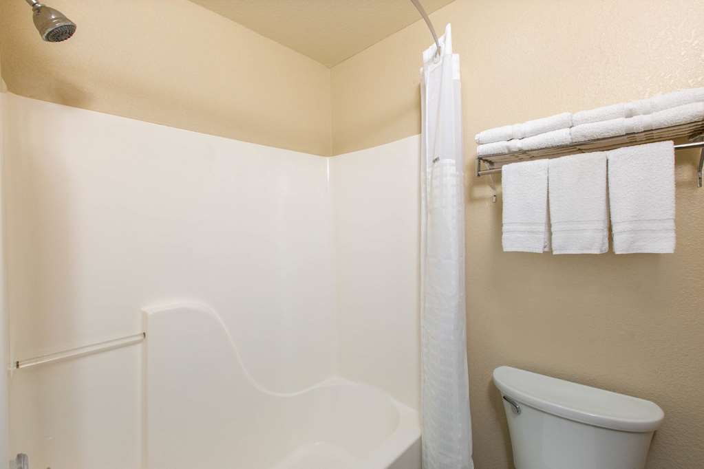 Super 8 by Wyndham Ottawa - photo 10