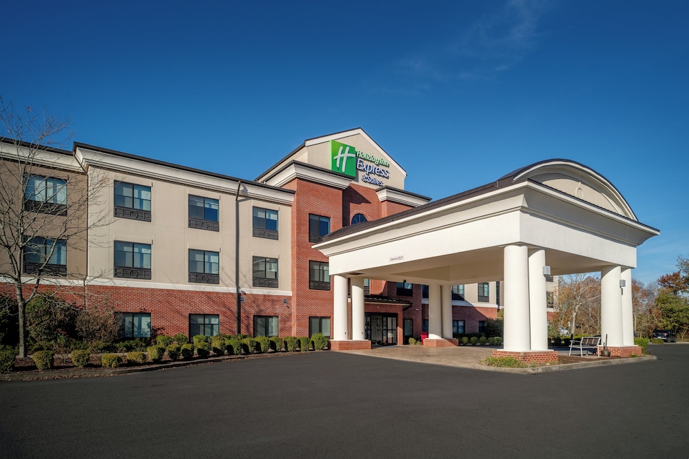 Holiday Inn Express and Suites Fairmont by IHG - photo 61