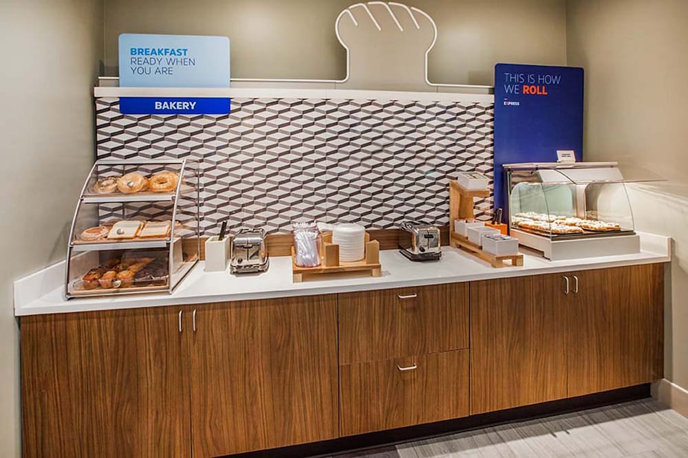Holiday Inn Express Coralville by IHG - carbon neutral hotel in Coralville