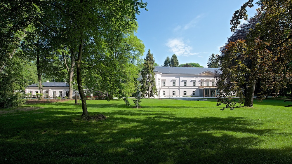 Zámek Ratměřice Hotel & Resort — hotel in Benesov