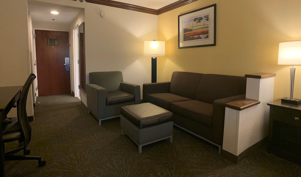 Holiday Inn Express & Suites Charleston Northwoods by IHG - photo 7
