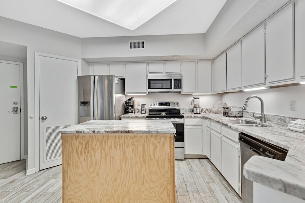 Windward Pointe 804 Sleeps 10 Beachfront Resort Amenities - photo 6