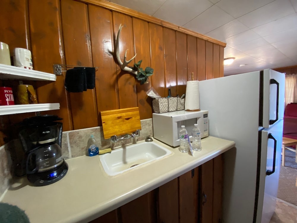 Roundtop Mountain Vista Cabins and Motel - photo 11