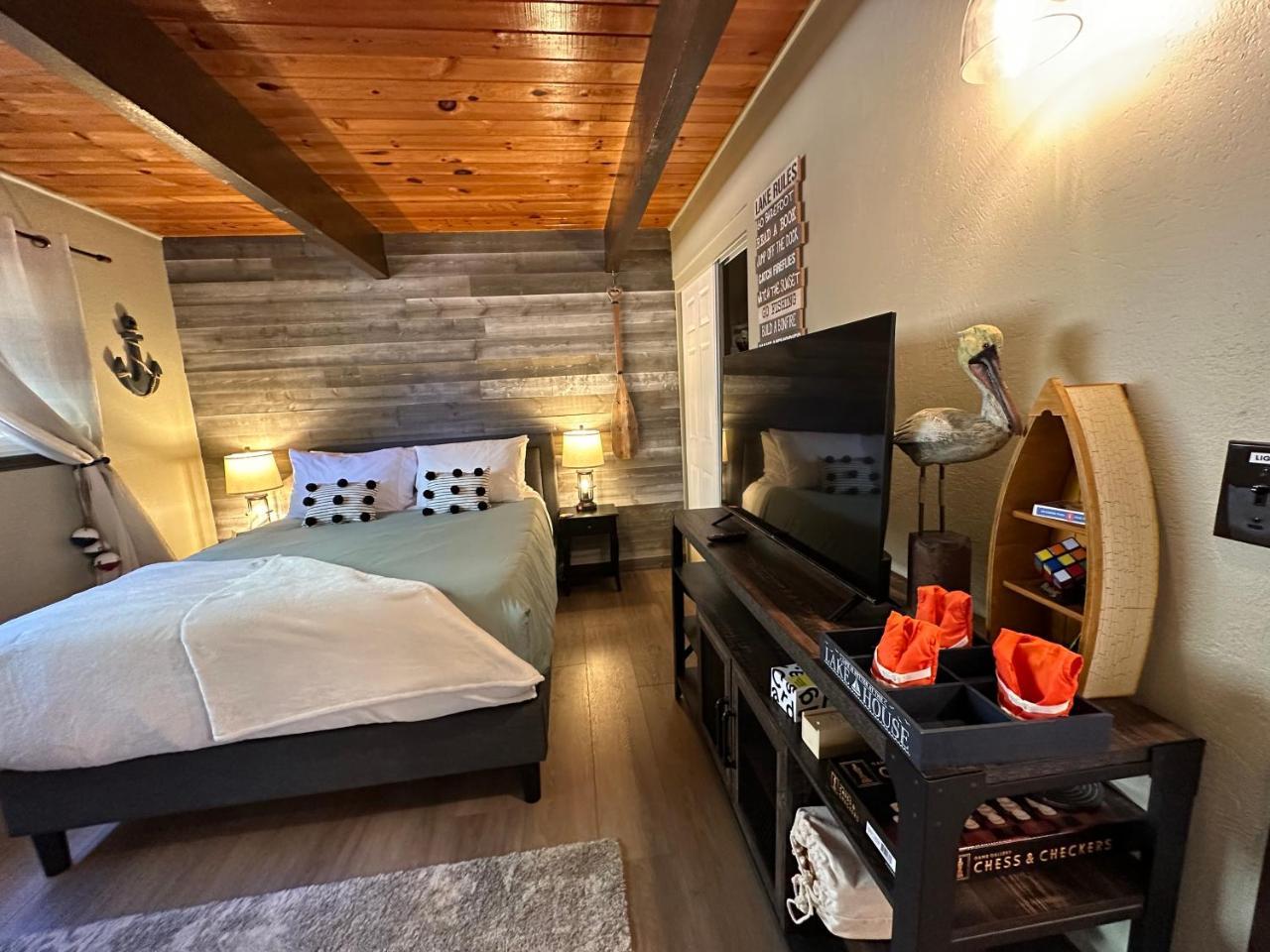 Cozy Cabin near Resorts and The Village Mtn views — 4-Star Luxury Hotel in Big Bear City, United States