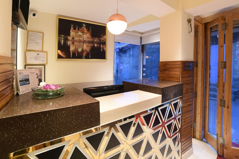 Oyo 24895 Mid Town — Shimla