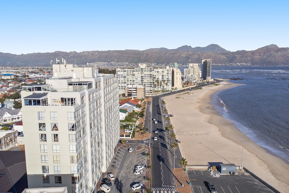 Odeon Towers 1102 - carbon neutral hotel in Cape Town
