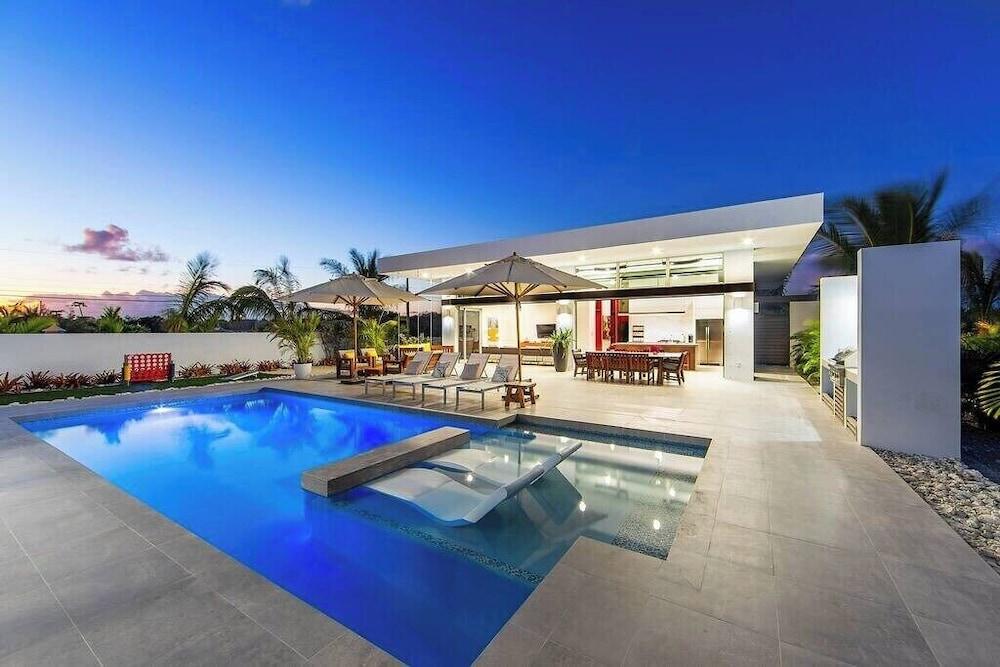 Oceanside Vacation Villa With Hotel Amenities v10 in Providenciales, Turks and Caicos Islands