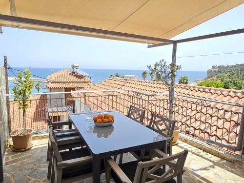 Charites: Terrace with Seaview 100m to the beach — 4-Star Luxury Hotel in Koroni, Greece