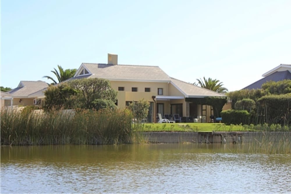 Stunning Cape Peninsula Holiday Villa With Pool — 4-Star Luxury Hotel in Cape Town, South Africa