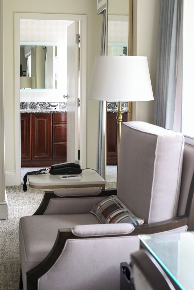 The Dunhill Hotel - photo 18