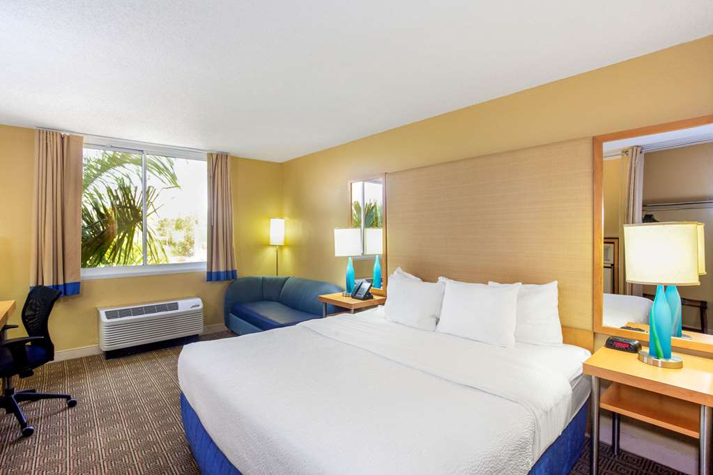 La Quinta Inn & Suites by Wyndham Sarasota Downtown - photo 25