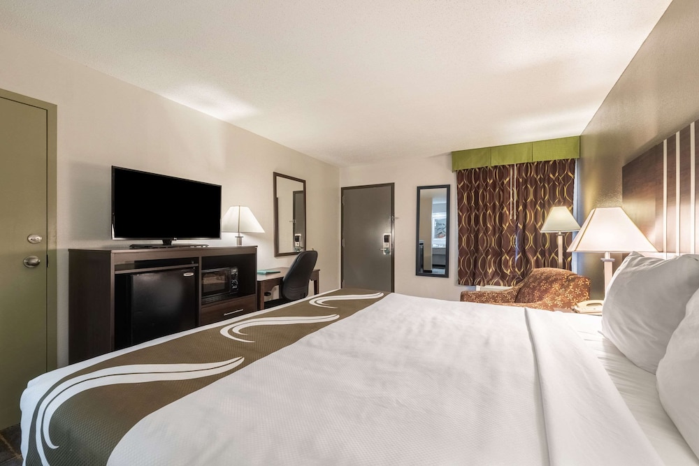 Quality Inn Cleveland North - photo 13