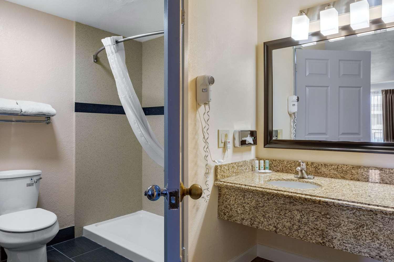 Quality Inn & Suites Huntington Beach Fountain Valley - photo 2
