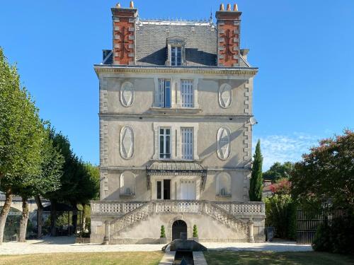 Stunning Chateau on the river bank in Saint Astier — hotel in Saint-Astier