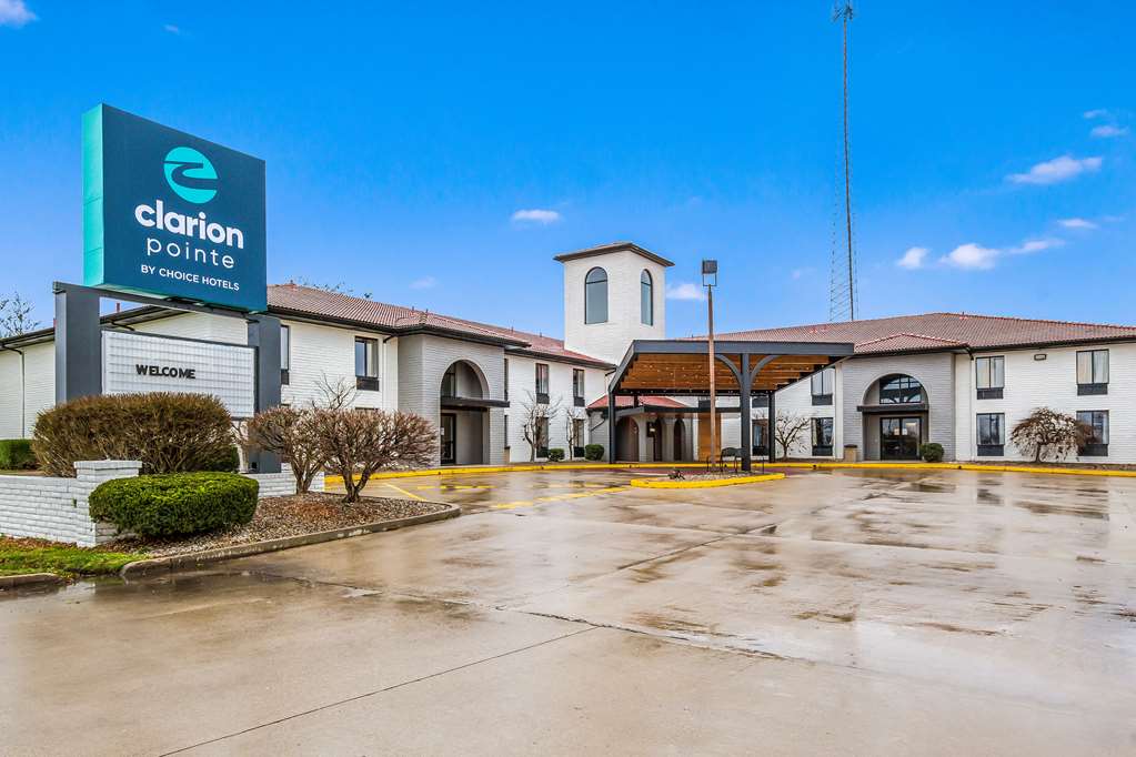 Clarion Pointe Richmond North near University - photo 2