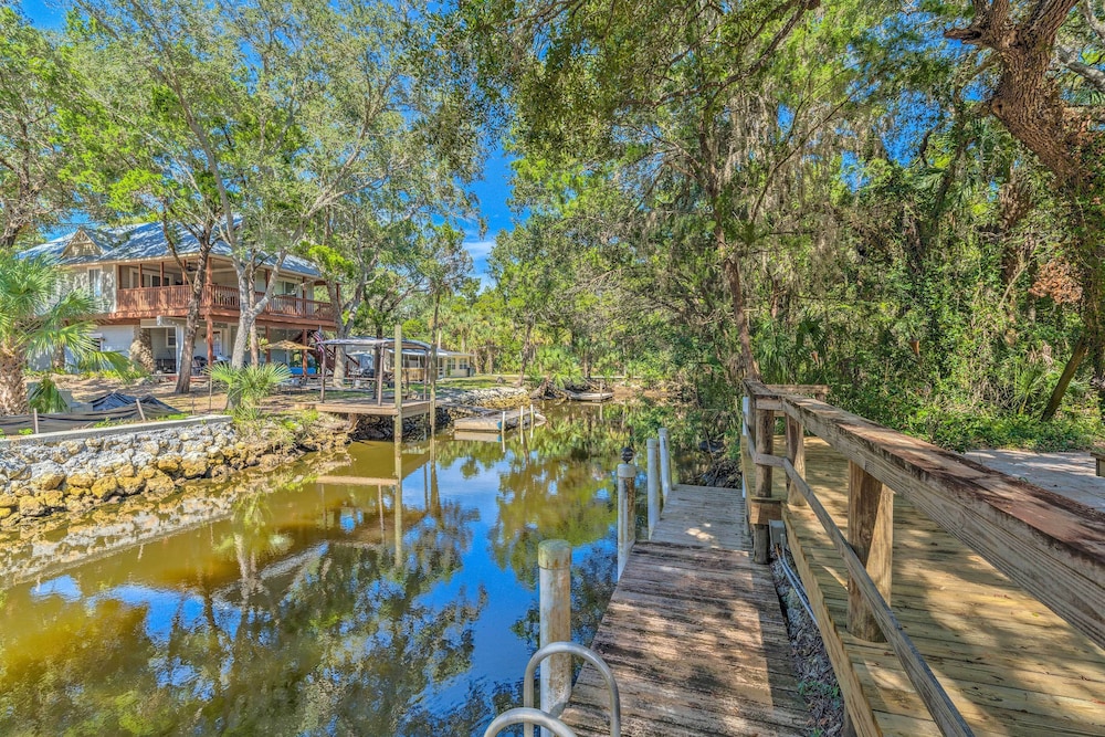 Canalfront Homosassa Escape w Private Dock — hotel in Homosassa