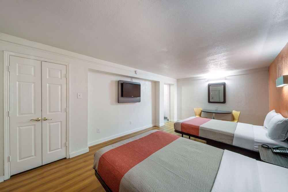 Motel 6 Dallas TX Farmers Branch - photo 12